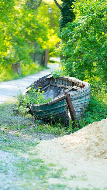 Een oude verwoeste boot aan de kust Afbeelding met selectieve focus