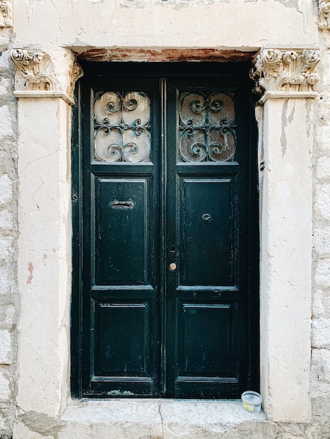 Een oude vintage groene houten deur