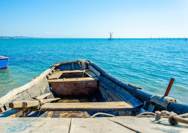 Een oude vissersboot aan de kust.