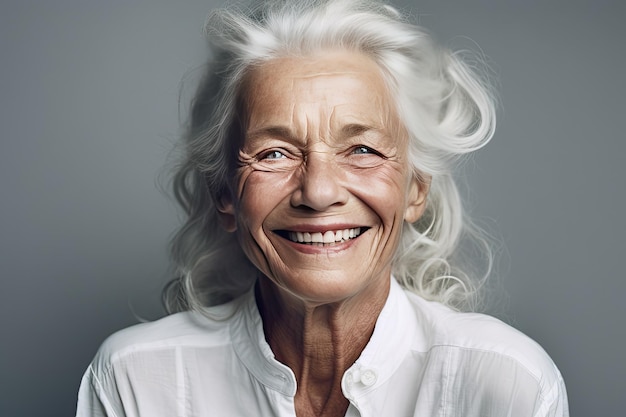 Een oude vrouw met lang haar en een glimlach.