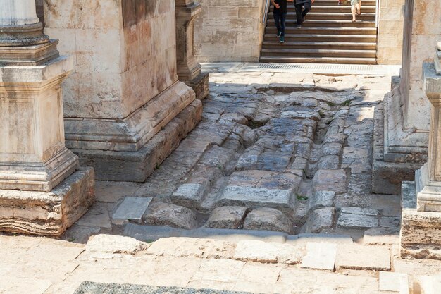 Een oude weg onder de Hadrianuspoort in de oude stad van Antalya in Turkije met een uitgehouwen spoor van oude Griekse karren en wagens Historische bezienswaardigheden