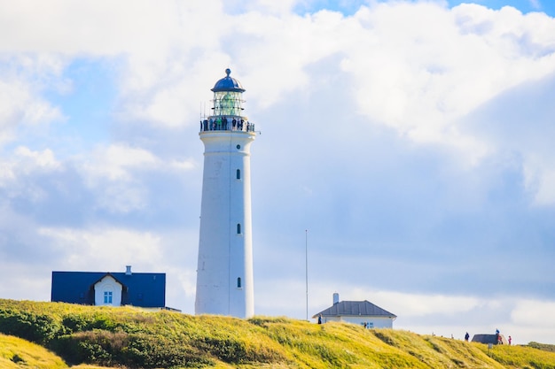 Een oude witte vuurtoren in Frederikshavn, Hritshals, Denemarken gebouwd tijdens de Tweede Wereldoorlog