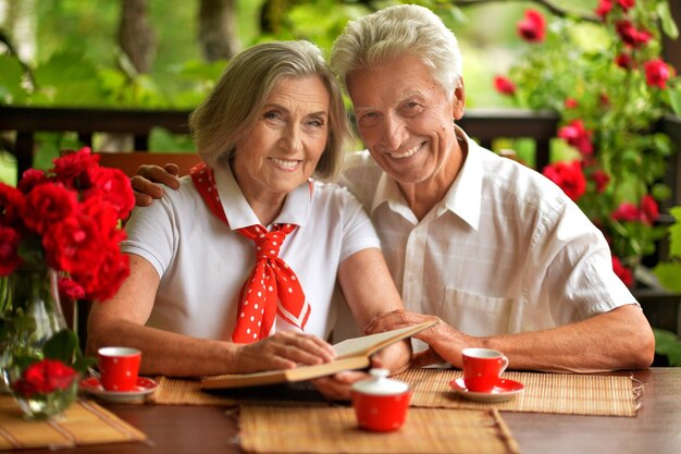 Foto een ouder echtpaar drinkt koffie.