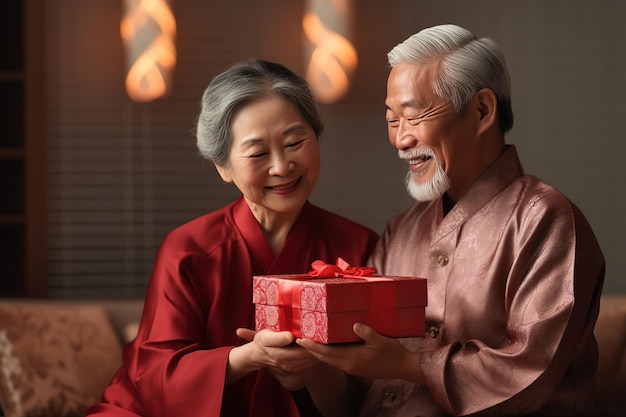Een ouder echtpaar houdt een doos met cadeaus vast