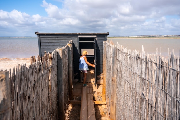 Een oudere dame bezoekt de hut bij het uitkijkpunt Laguna de la Mata in Torrevieja Alicante