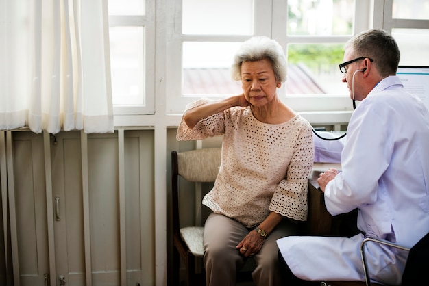 Een oudere patiënt die arts bij het ziekenhuis ontmoet