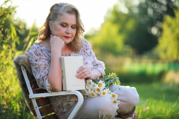 Een oudere vrouw met een avondmake-up op de veranda van een landhuis