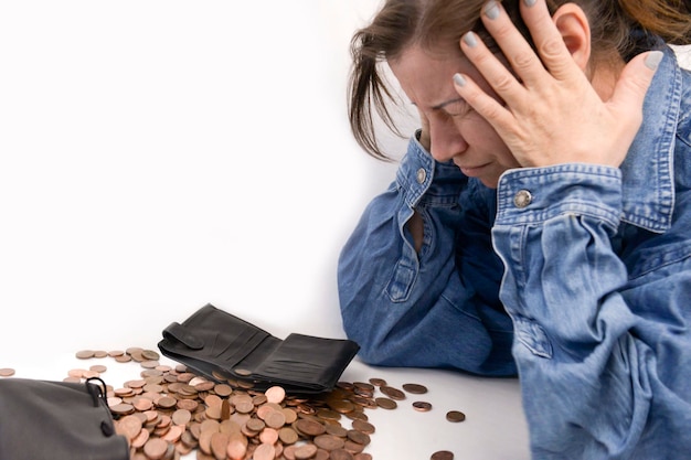 Een oudere vrouw met stress emoties houdt haar hoofd met haar handen over een berg crisissmall pensioen