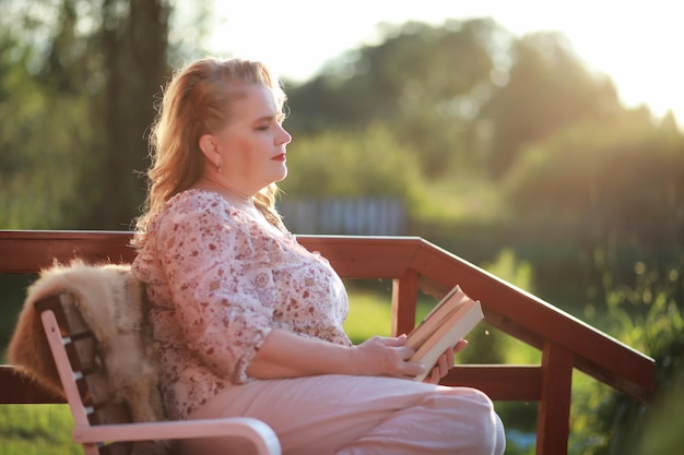 Een oudere vrouw op de veranda van een huis