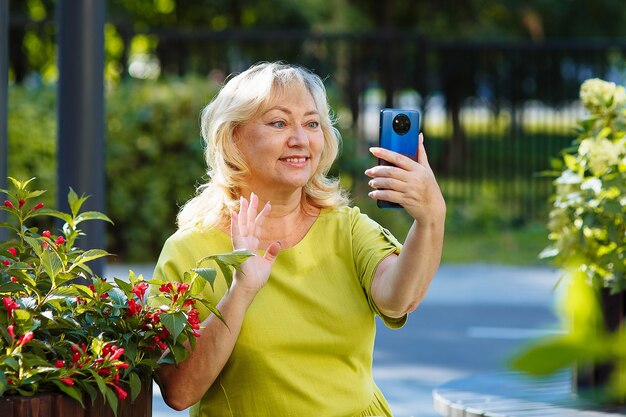 een oudere vrouw telefoneert via videolink