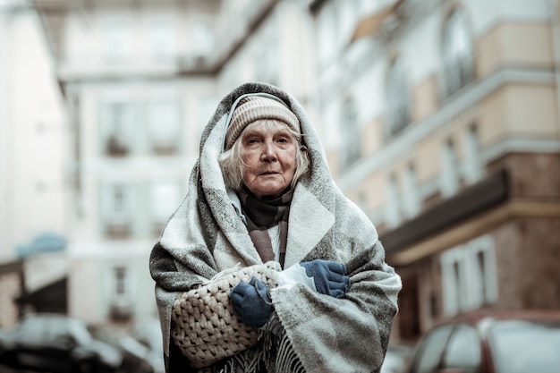 Een outcast zijn. depressieve bejaarde vrouw die een moeilijk leven heeft terwijl ze een outcast is