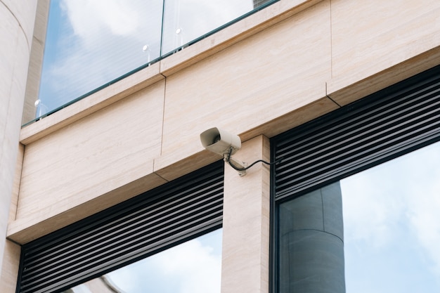 Een outdoor CCTV camera op de muur van een kantoor business center. Het concept om bedrijven te beschermen tegen hooliganisme