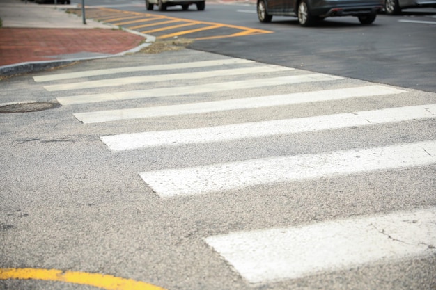 Een oversteekplaats waar een auto op rijdt