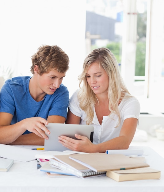 Een paar bekijkt samen een tablet