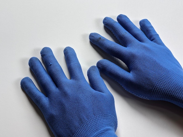 Een paar blauwe handschoenen op geïsoleerde achtergrond