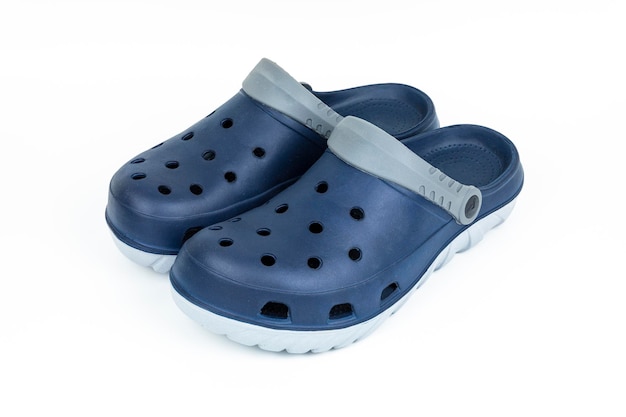 Een paar blauwe marinesandalen met motiefontwerp dat op witte achtergrond wordt geïsoleerd