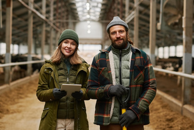 Een paar boeren die op de boerderij werken