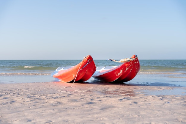 Foto een paar boten aan de kust in holbox, mexico