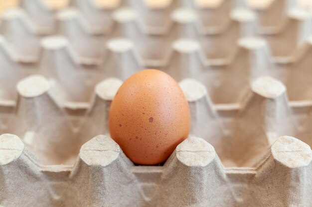 Foto een paar bruine eieren tussen de cellen van een grote kartonnen zak een kippenei als waardevolle voedingsstof