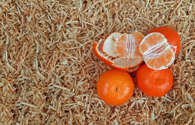 Een paar clementines op een achtergrond van zaagsel