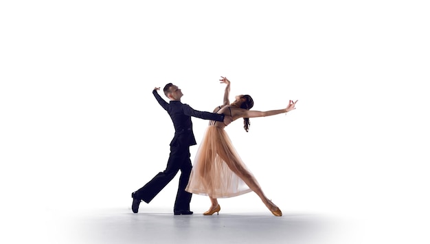 Een paar dansers geïsoleerd op wit.