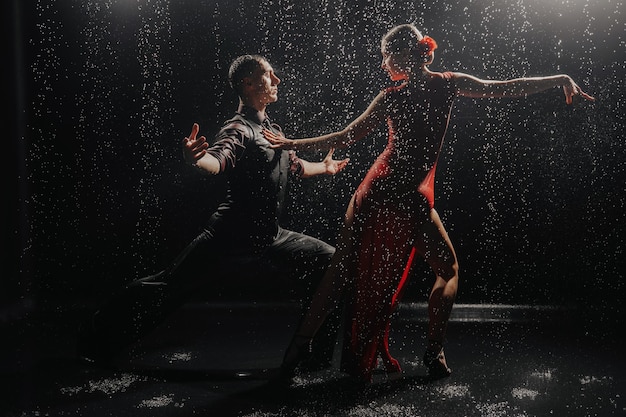Foto een paar dansers op een zwarte achtergrond in een studio in de aquazone