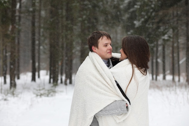 Een paar geliefden op een date wintermiddag in een sneeuwstorm