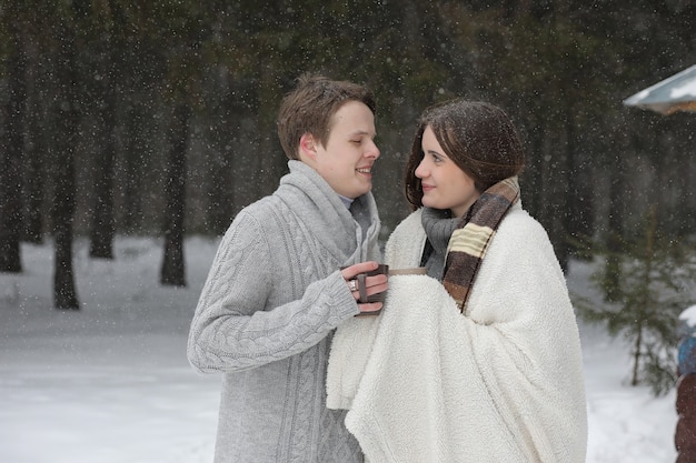 Een paar geliefden op een date wintermiddag in een sneeuwstorm