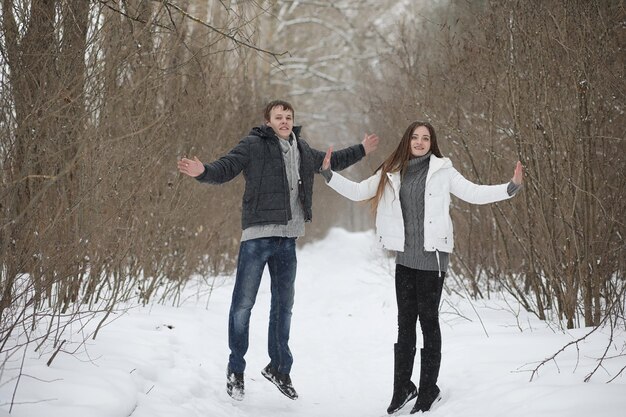 Een paar geliefden op een date wintermiddag in een sneeuwstorm