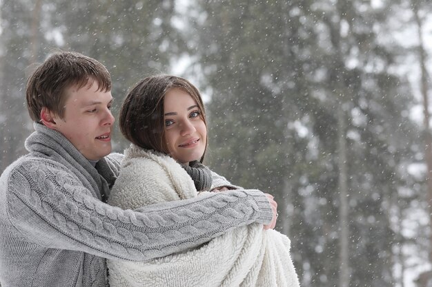 Een paar geliefden op een date wintermiddag in een sneeuwstorm