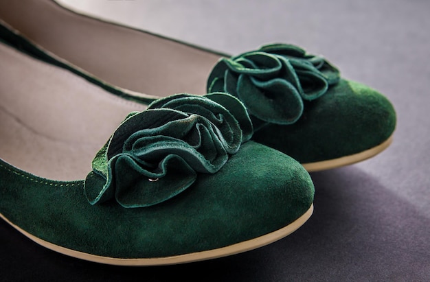 Een paar groene suède platte schoenen