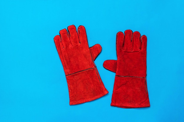 Een paar heldere lashandschoenen op een donkerblauwe achtergrond