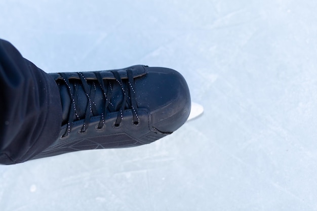 Een paar hockeyschaatsen met veters op bevroren ijs close-up