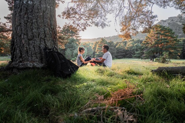 Een paar jonge jongens praten in het midden van het bos.