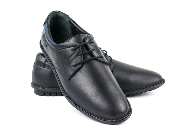 Een paar klassieke zwarte geïsoleerde schoenen van leerherman. Klassieke herenschoenen.
