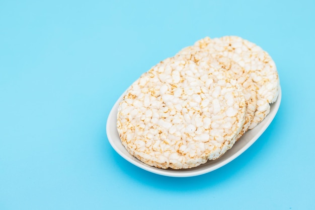 Een paar knapperige rijstkoekjes op een klein wit bordje