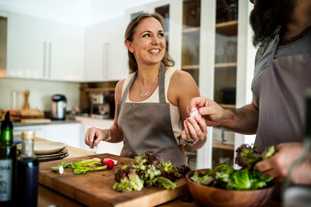 Een paar kookt samen in de keuken