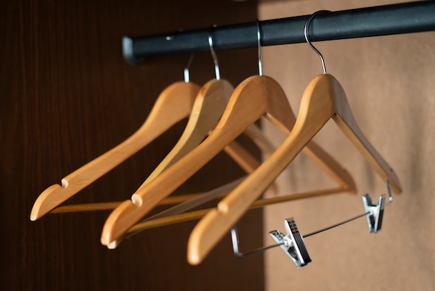 Een paar lege houten hangers in de vintage kledingkast van thuis