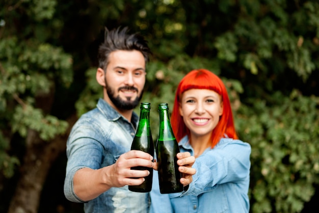 Een paar liefhebbers die roosteren voor hun liefde