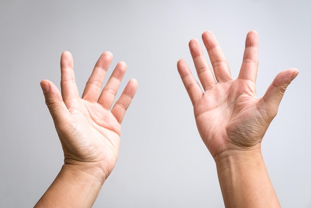 Een paar mannelijke handen die opstaan en een gebaar uitreiken