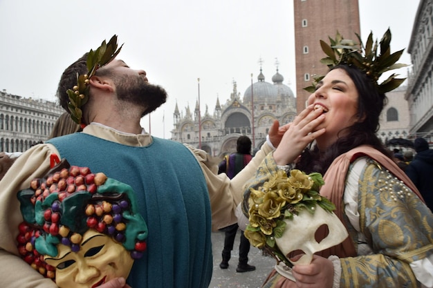 Een paar mensen verkleedden zich voor het carnaval van Venetië in kostuums van Baco en Ariadna