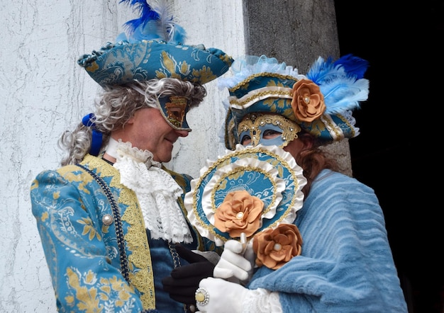 Een paar mensen verkleedden zich voor het carnaval van Venetië