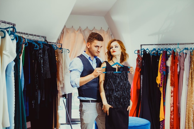 Een paar mooie acteurs, allebei met een lichte make-up, staan in hun kleedkamer en beslissen over nieuwe kostuums voor de komende show. Theater- en showconcept