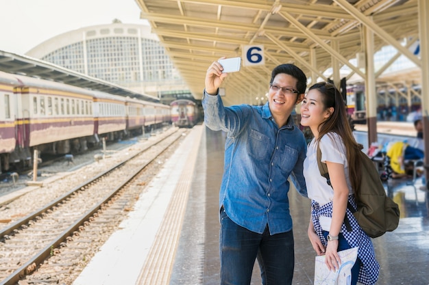 Een paar multi-etnische reizigers nemen zelf een selfie-foto