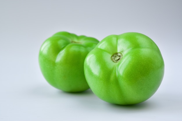 Een paar onrijpe groene tomaten