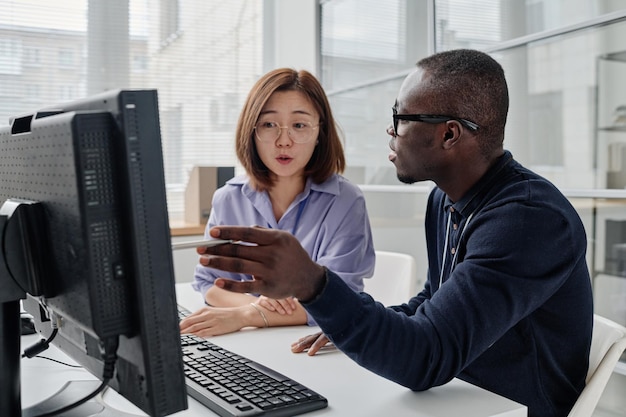 Een paar ontwikkelaars die op de computer werken