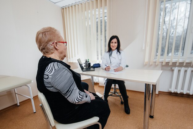 Een paar ouderen op afspraak van een huisarts in een medisch centrum. Geneeskunde en gezondheidszorg