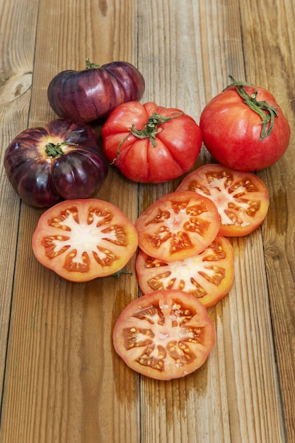 Een paar rijpe tomaten met smakelijke a