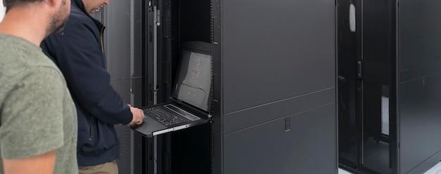 Een paar serverengineers werken samen in hightech datacenters. Technici-team dat hardware bijwerkt en de systeemprestaties inspecteert in een supercomputerserverruimte of een cryptocurrency-mijnbouwbedrijf.