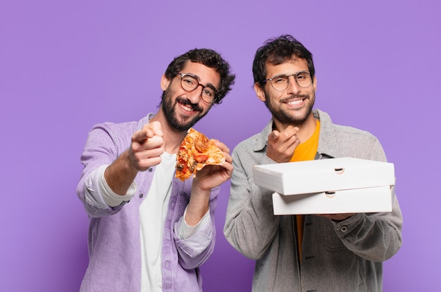 Een paar Spaanse vrienden die wijzen of pizza's laten zien en vasthouden?